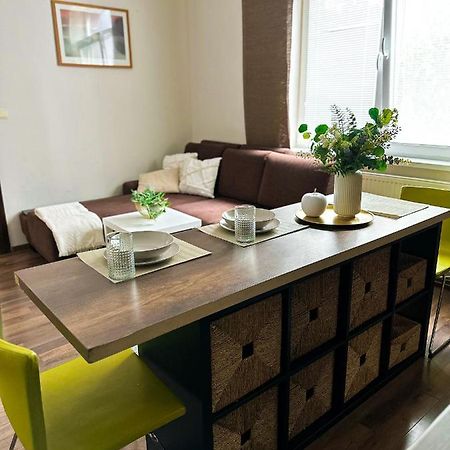 Spacious City Centre Apartment Братислава Екстериор снимка