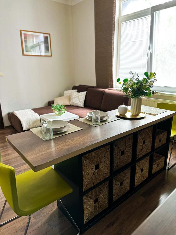 Spacious City Centre Apartment Братислава Екстериор снимка
