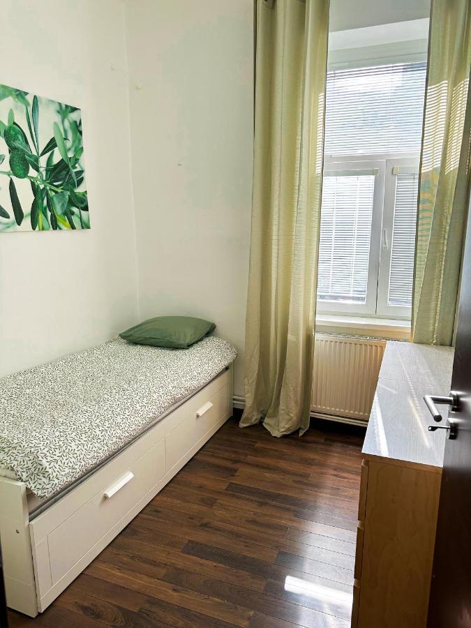 Spacious City Centre Apartment Братислава Екстериор снимка